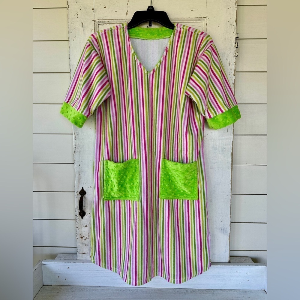 FAT RAT FAMILY, CHILDS, V-NECK, PAJAMA DRESS. ULTRA SOFT FABRIC. SIZE LARGE